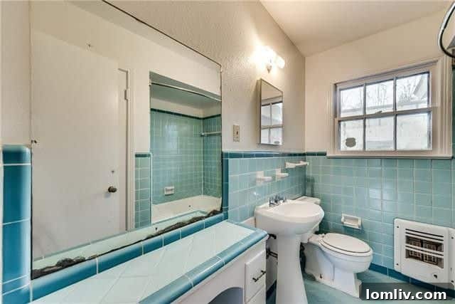 Midcentury Modern home in Beverly Hills, Oak Cliff, Dallas, with original Daltile bathroom.