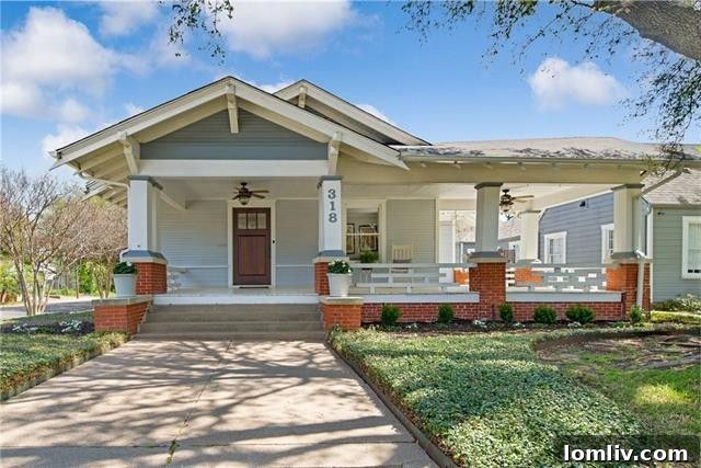 Elegant 1925 Winnetka Heights Craftsman home exterior in Oak Cliff, Dallas