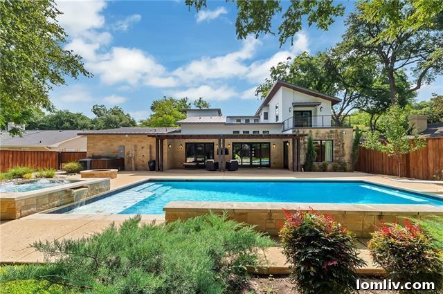 Expansive Pool and Spa Complex - Outdoor Living