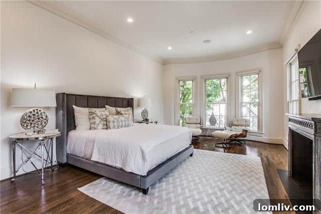 Guest Bedroom or Den with Balcony Access at 2908 Hood St