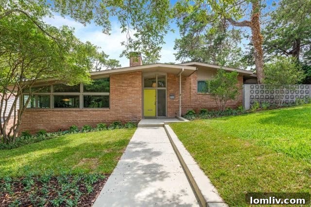 Preserving the iconic roofline of a renovated Midcentury Modern home in Oak Cliff