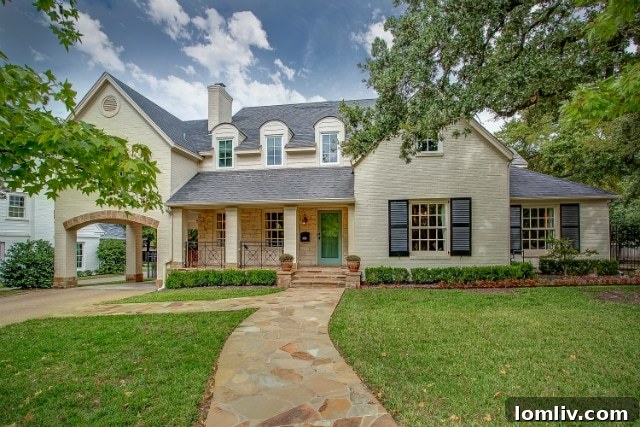 Expansive living area at 3720 Cresthaven Terrace, perfect for large gatherings and lavish entertaining in Fort Worth's Crestwood neighborhood