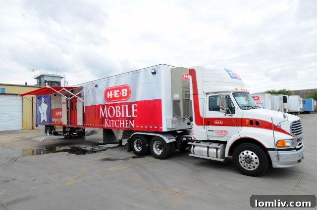 H-E-B Mobile Kitchen arrives for tornado relief in Preston Hollow