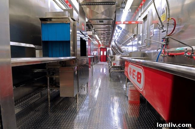 Community receiving aid from H-E-B Mobile Kitchen in Preston Hollow