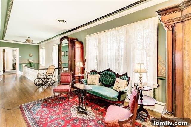 Expansive Eat-In Kitchen with Ample Storage in 1918 Fort Worth Home