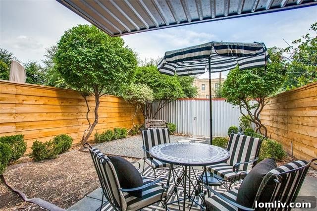 Darling on Dickason Avenue Dining Area