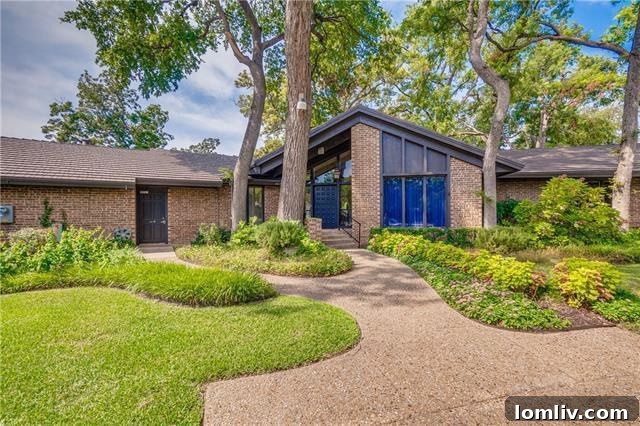 Your Choice: Two Exceptional North Dallas Homes Below $600K 7 Entrance to a North Dallas condo with a classic aesthetic