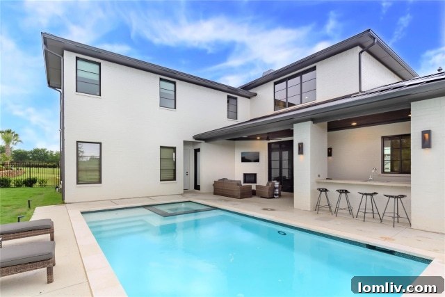 Outdoor kitchen, pool, and spa at 8605 Colina Terrace