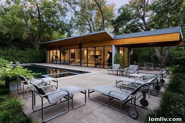 Luxury Pool and Landscaped Garden at 5036 Seneca Drive