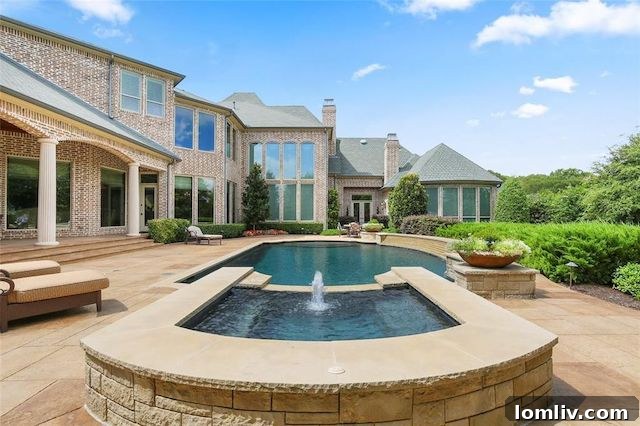 Outdoor Entertaining Area with Pool