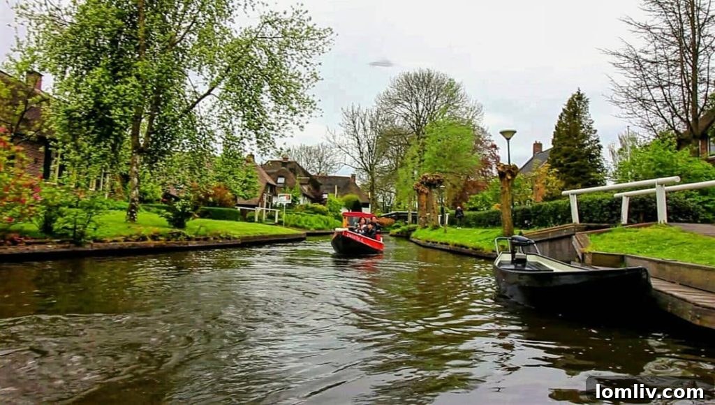 Charming thatched-roof farmhouse nestled by a canal in Giethoorn