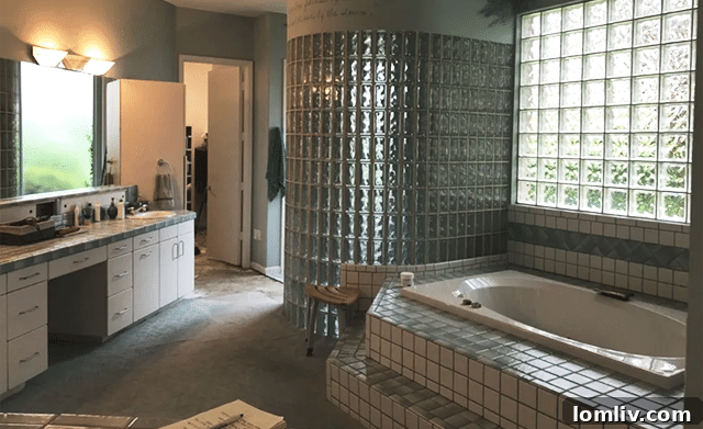 Before renovation image of a 1990s master bath