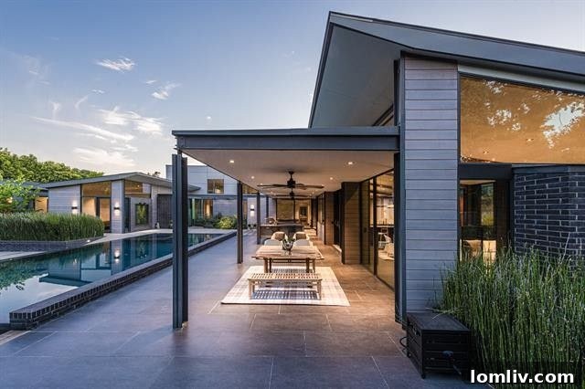 Signature Texas Modern: An AIA Dallas Tour Residence 20 Luxurious outdoor patio leading to an infinity-edge pool