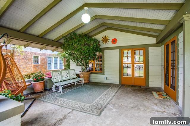 Airplane Bungalow Front Porch and Entryway