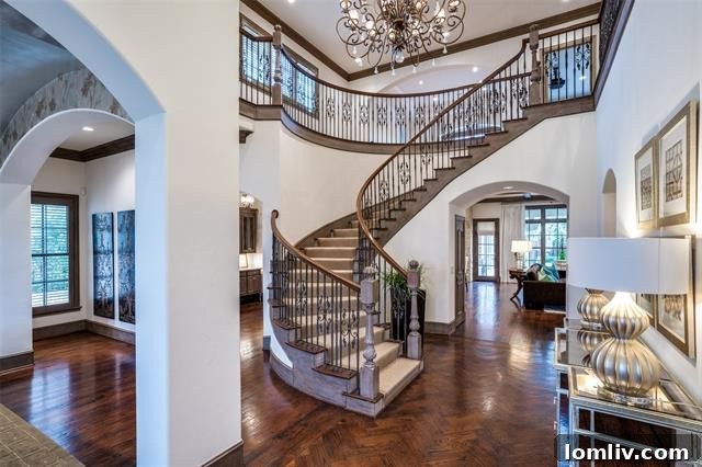 Preston Hollow Mansion: A Beauty Icon's Former Residence 3 Elegant entrance to the former BeautiControl owner's residence