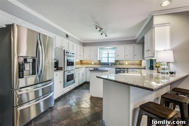 Modern Kitchen with Stainless Steel Appliances