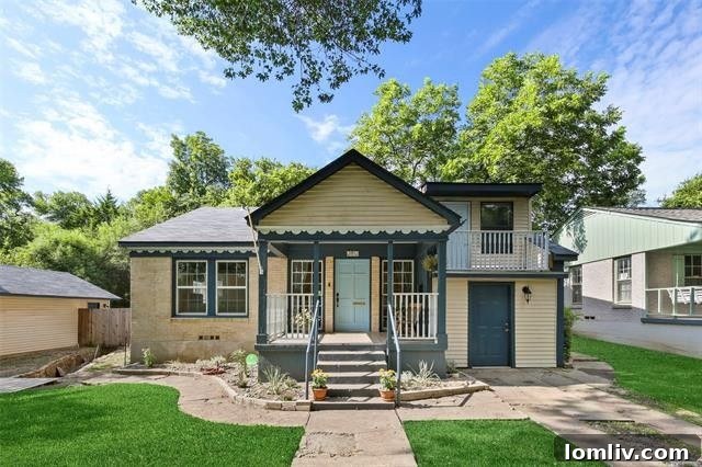 Ravinia Heights Cottage: Move-In Ready, or Ready for Expansion 3 Charming cottage at 2812 Alden Avenue, Ravinia Heights, perfect for renovation.