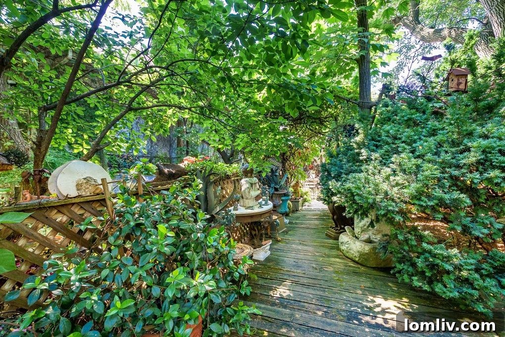 Cozy Garden and Pool Area of Chicago Historic House