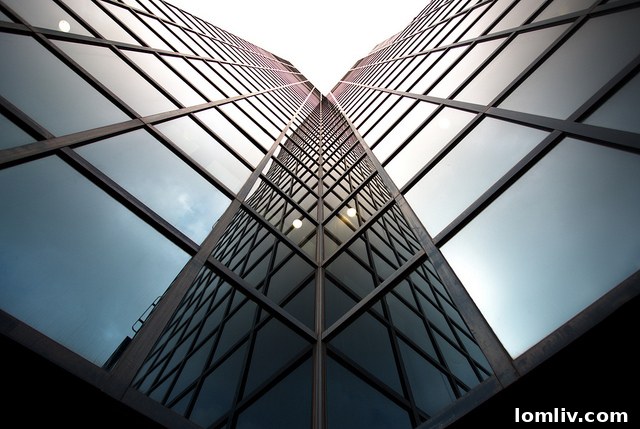 Creative Commons photo showcasing a modern urban environment, symbolizing the return to dynamic office spaces.