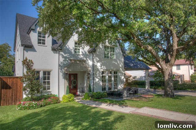 2530 Stadium Drive Front Exterior - A modern luxury home in Fort Worth's TCU area