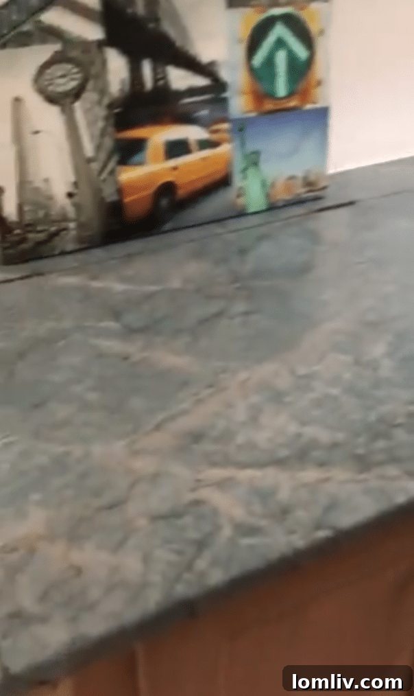 Screenshot: Closer view of the kitchen counter with an unusual seam