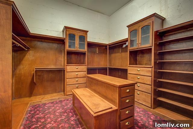 Canım, Sakın Kaçırma! Greenville Şatosu Nihayet Satışta 13 One of two spacious primary suite closets in the Greenville castle