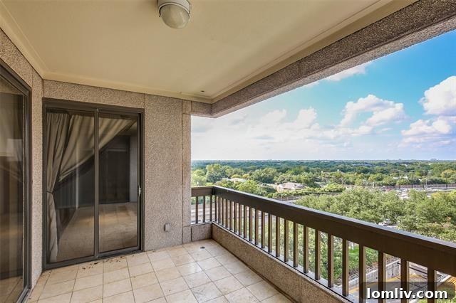 The Shelton Dallas Unit 908 walk-in closet