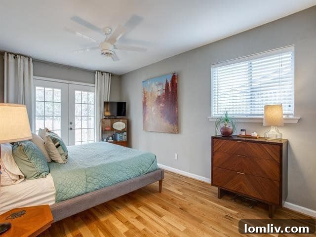 Midcentury Modern Primary Bedroom with Walk-in Closet