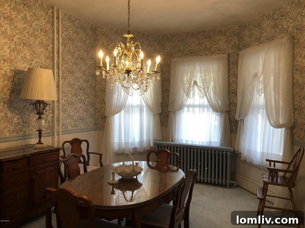 Cozy Breakfast Nook Next to Kitchen