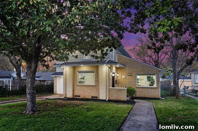 Discover an extraordinary Dilbeck-inspired home in North Oak Cliff, blending historic charm with modern luxury, minutes from Bishop Arts.
