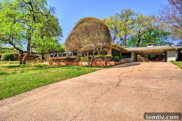 The sleek, horizontal lines of a Donald Mayes designed home