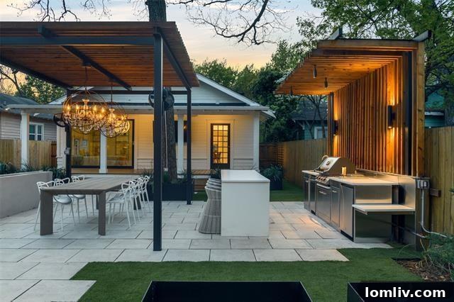314 S Montclair Avenue, Dallas: Winnetka Heights Craftsman exterior, front view with landscaped yard