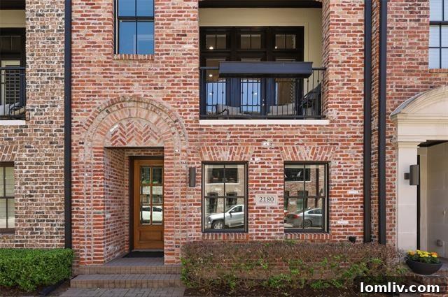 Modern townhouse exterior in Dallas Farmers Market