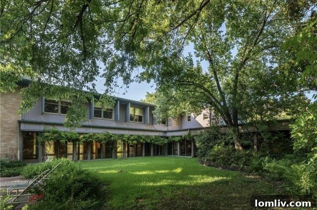 Exterior view of the Penson Estate at 3756 Armstrong Parkway, designed by O'Neil Ford