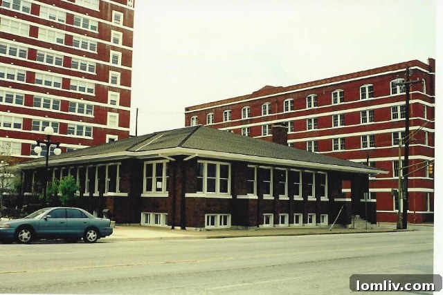 Sears Complex on Lamar - Prairie-style architecture