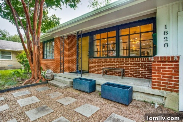 1828 Naylor Street - Living Area
