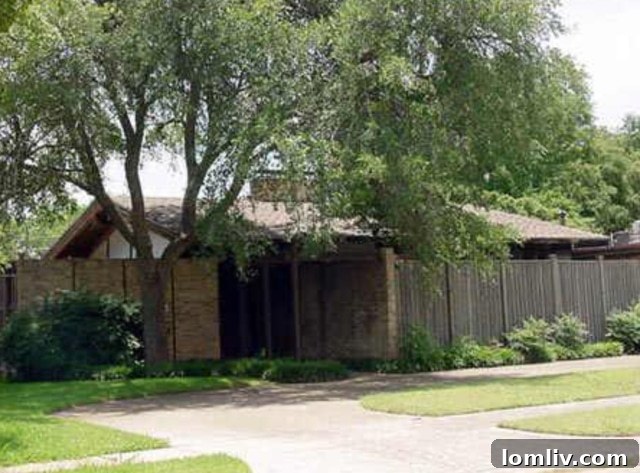 Contemporary view of the home's facade in 2017, highlighting its enduring midcentury modern appeal