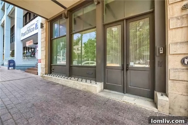 Discreet front entrance of 811 Congress Avenue
