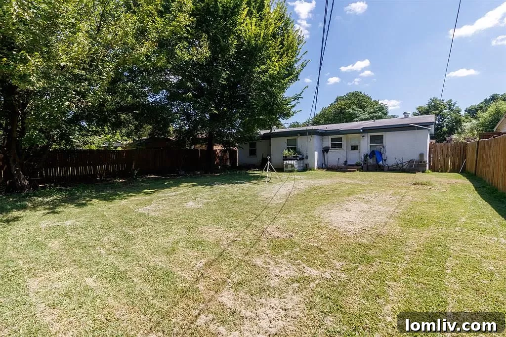 East Dallas Country Club A World of Opportunity 13 Large backyard offering ample space for outdoor customization at 10865 Mandalay Drive
