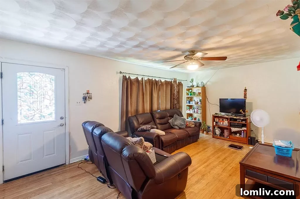 East Dallas Country Club A World of Opportunity 10 Spacious living area with original hardwood floor potential at 10865 Mandalay Drive