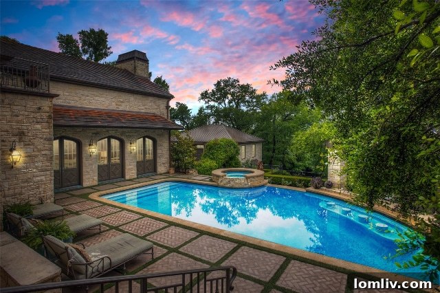 Illuminated Pool for Night Swimming in Fort Worth Estate