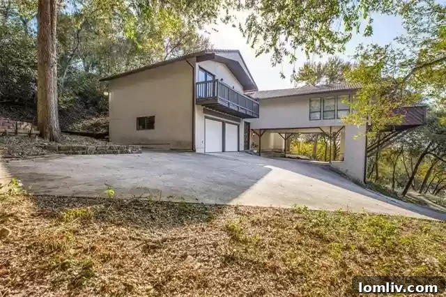 The vibrant facade of 816 Shadyridge Drive, a Spanish-influenced split-level home in Cedar Hill