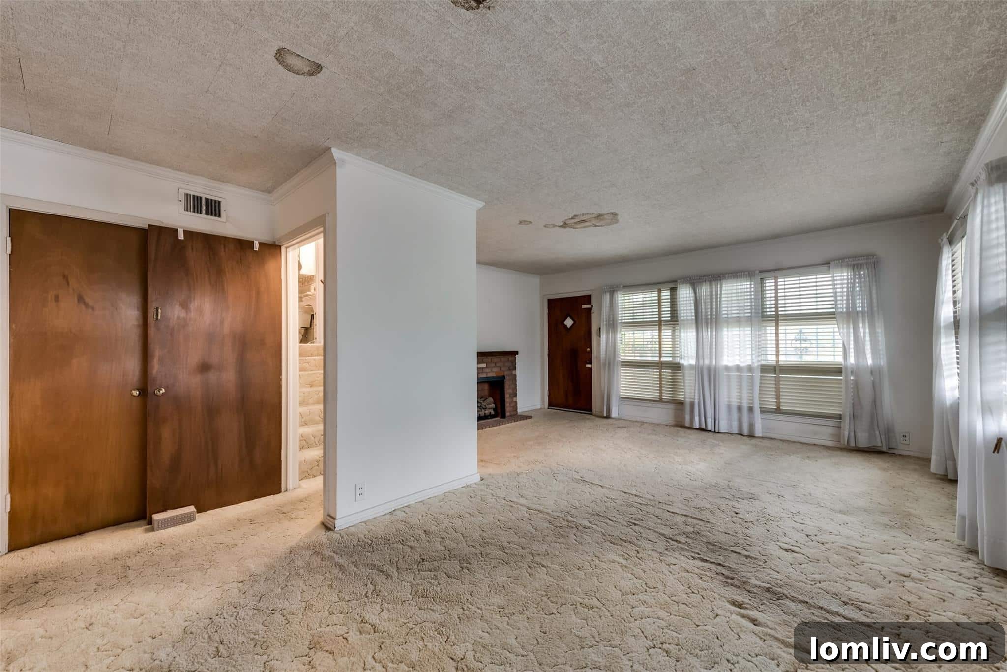 Elmwood Living Room Before Renovation