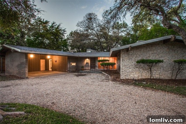 Exterior view of classic Mid-Century Modern home in Wynnewood North