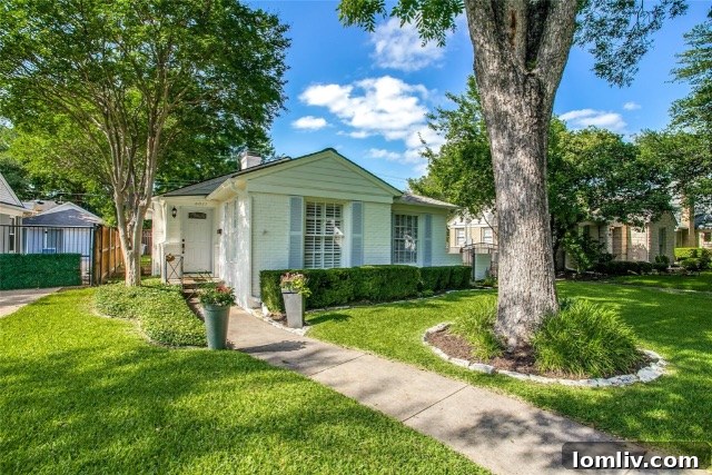 Charming Dallas Home Exterior - 6027 Ellsworth Ave