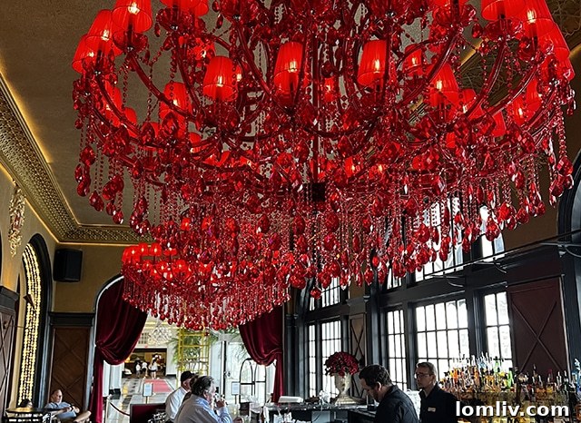 The Founders Bar and Monarch restaurant, popular among both guests and locals.