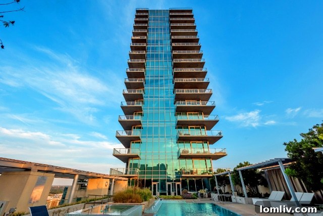 Omni Hotel Exterior and Vibrant Downtown Fort Worth