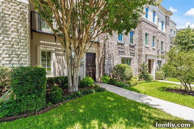 Brownstone townhomes on Dexter Avenue in Fort Worth's Rivercrest area