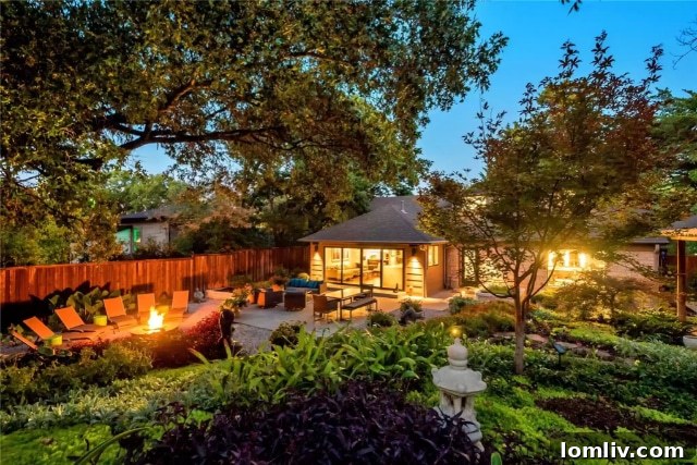 Charming Patio Area in a Dallas Garden Oasis