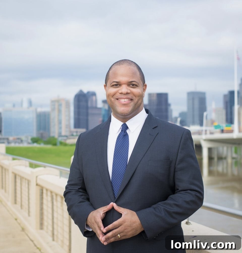Dallas Mayor Eric Johnson speaking at event